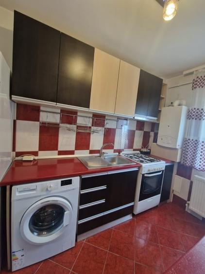 Apartament cu 3 camere semidecomandat, mobilat în Ipotești