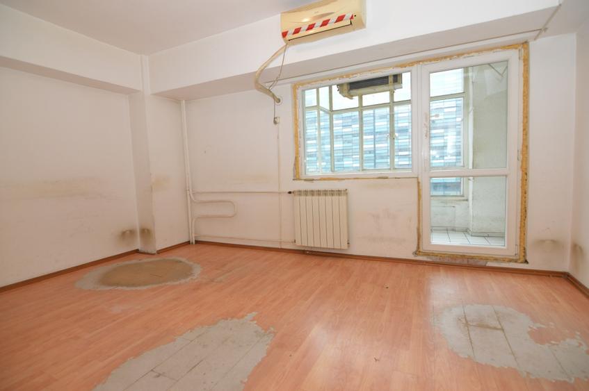Apartament cu 4 camere decomandat în Victoriei