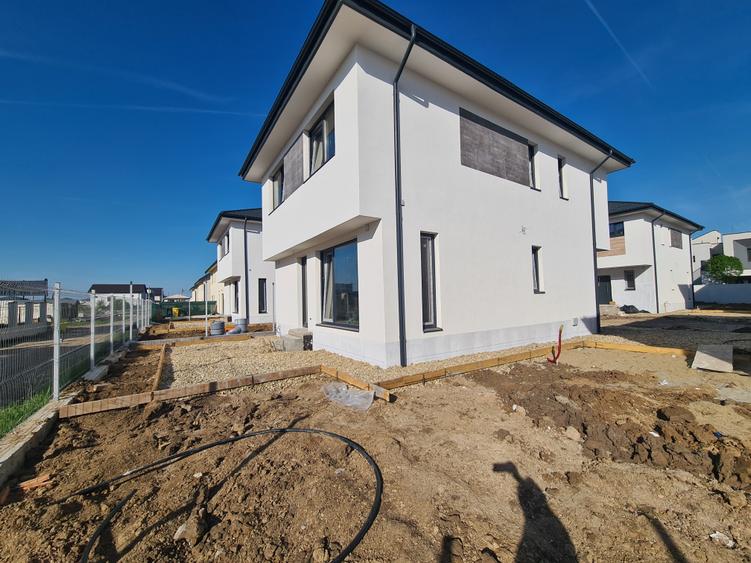Casă individuală cu 4 camere cu Teren 240 Mp în Odăi