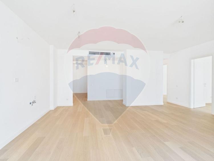 Apartament cu 3 camere semidecomandat în Nord