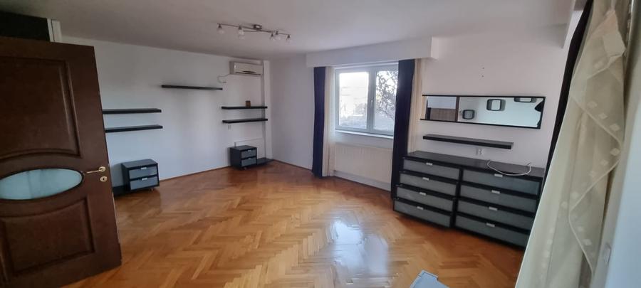 Casă individuală cu 6 camere cu Garaj în Central