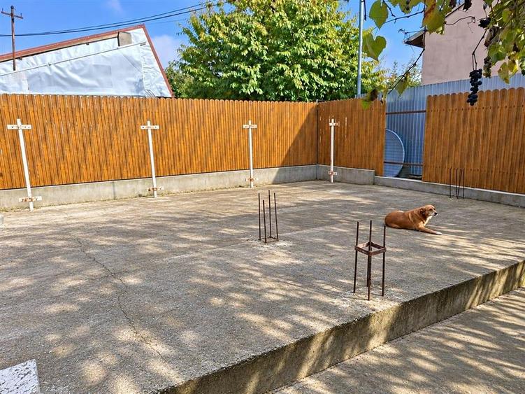 Casă individuală cu 3 camere cu Canalizare în Colentina