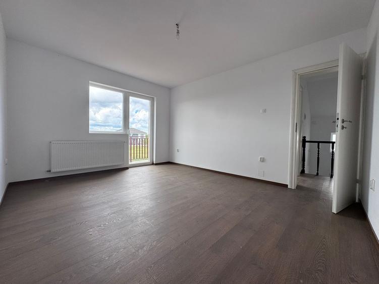 Duplex cu 5 camere cu Canalizare în Moșnița Nouă