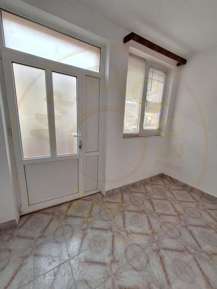 Casă individuală cu 3 camere cu Canalizare în Central