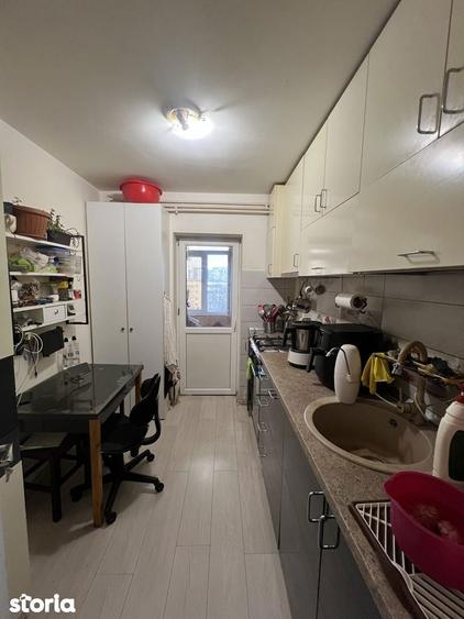Apartament cu 3 camere semidecomandat în Calea București