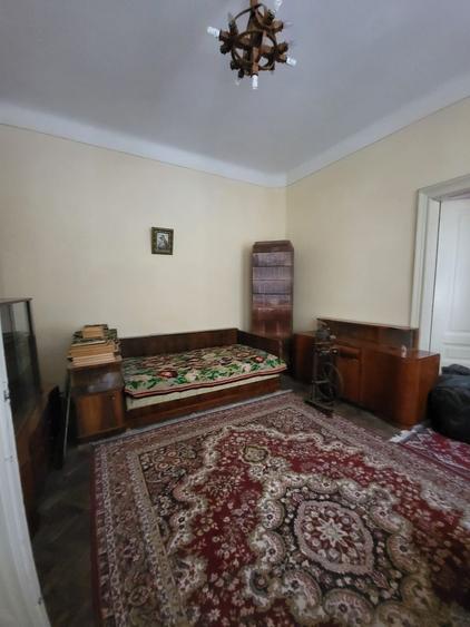 Casă individuală cu 6 camere cu Canalizare în Central