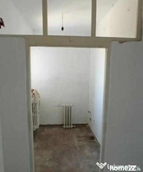 Apartament cu 4 camere semidecomandat în Central