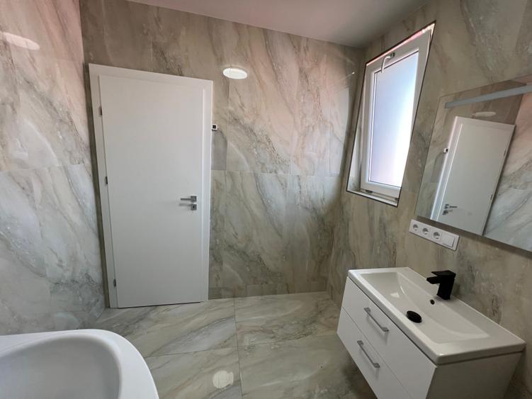 Duplex cu 4 camere cu Canalizare în Aeroport