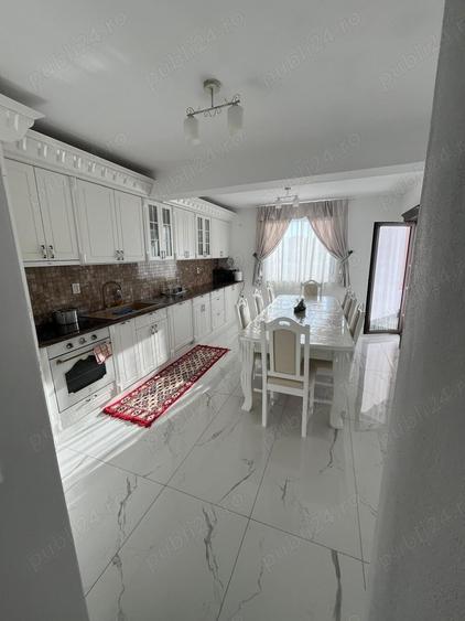 Casă cu 5 camere în Dezmir