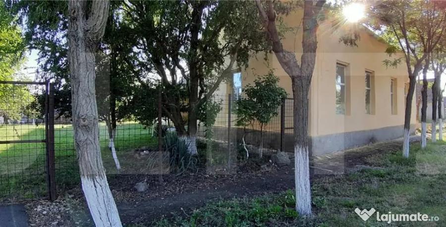 Casă cu 6 camere cu Teren 1400 Mp în Checea
