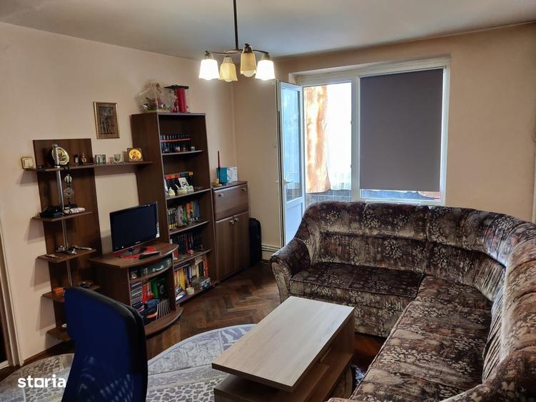 Apartament cu 3 camere semidecomandat în Abator