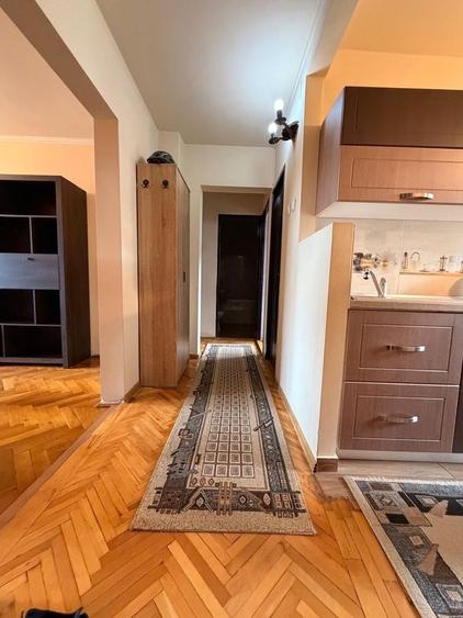 Apartament cu 3 camere semidecomandat în Exterior Vest