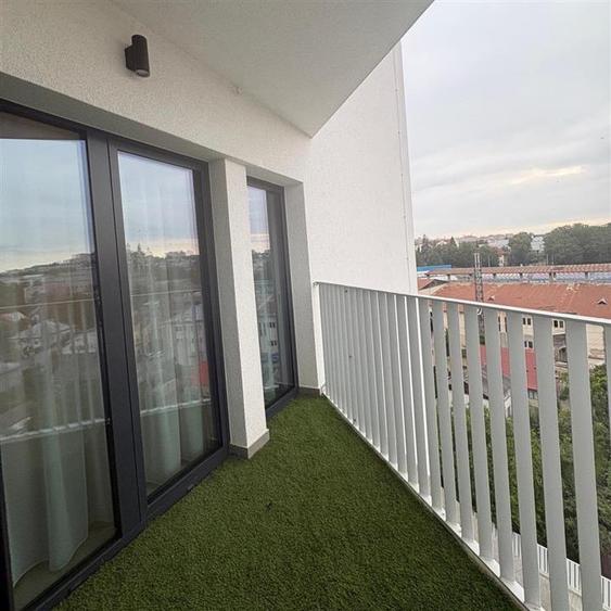Apartament cu 3 camere semidecomandat, mobilat în Universității