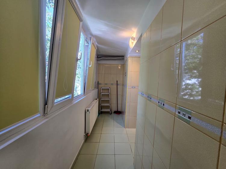 Apartament cu 3 camere semidecomandat, mobilat în Baba Novac