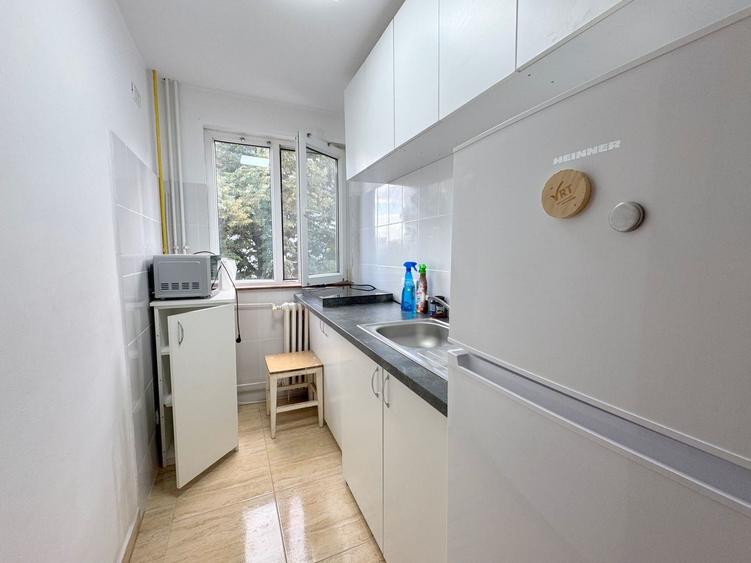 Apartament cu 3 camere semidecomandat, mobilat în Dacia