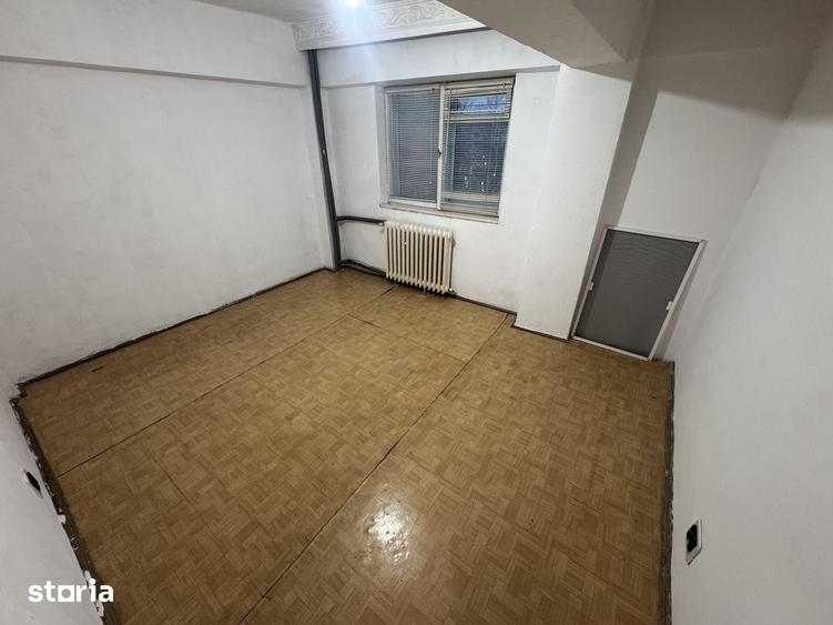 Apartament cu 3 camere decomandat în Far