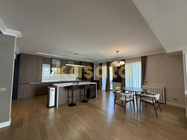 Apartament cu 5 camere semidecomandat, mobilat în Nord