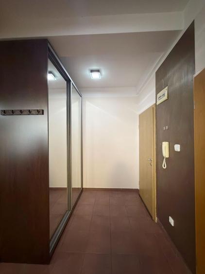 Apartament cu 3 camere decomandat în Girocului