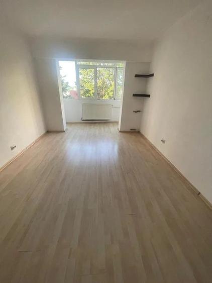 Apartament cu 3 camere semidecomandat în Găvana