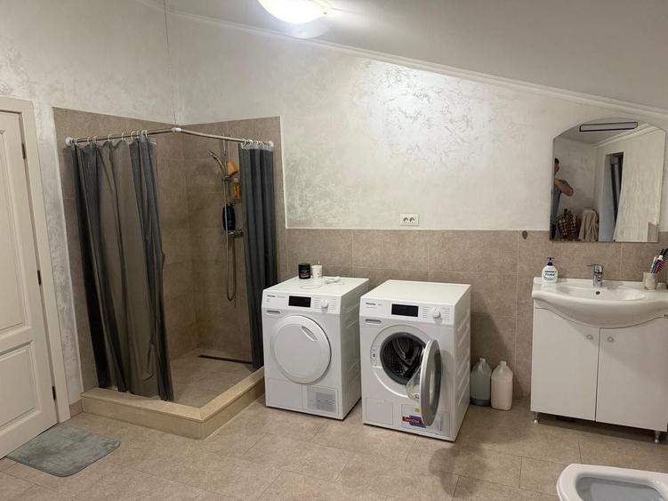 Casă individuală cu 8 camere cu Canalizare în Fundeni