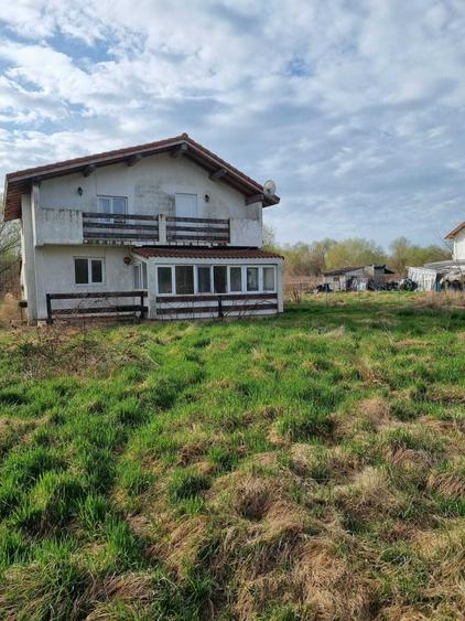 Casă cu 4 camere în Uzlina