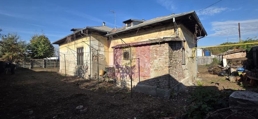Casă individuală cu 4 camere cu Teren 736 Mp în Est