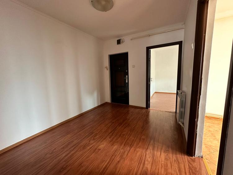 Apartament cu 3 camere decomandat în Piața Nouă