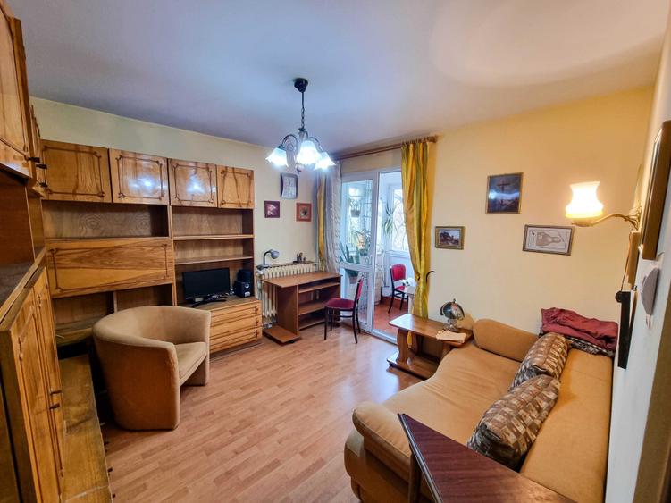 Apartament cu 3 camere semidecomandat în Brâncoveanu