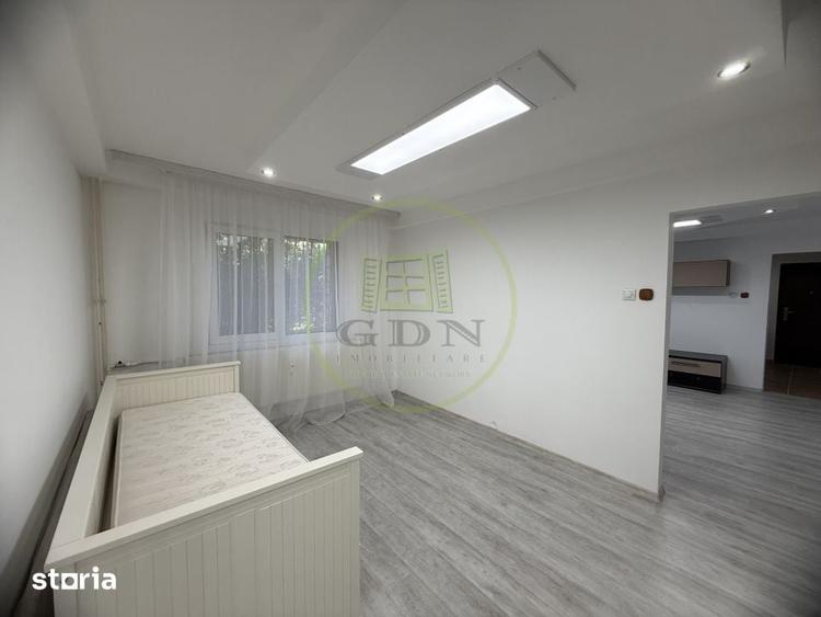 Apartament cu 3 camere semidecomandat în Calea București