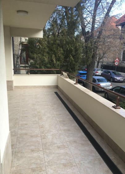 Apartament cu 4 camere semidecomandat în Capitale