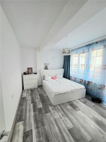 Apartament cu 3 camere decomandat, mobilat în Palazu Mare