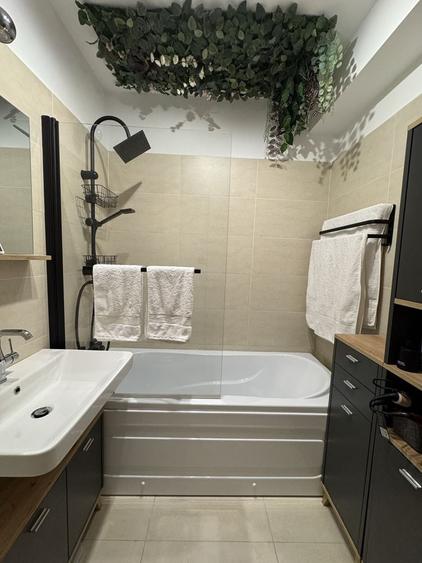 Apartament cu 3 camere semidecomandat în Est