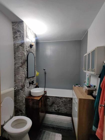 Apartament cu 4 camere decomandat în Est