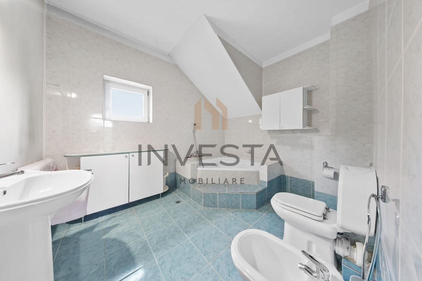 Casă individuală cu 8 camere cu Canalizare în Zorilor