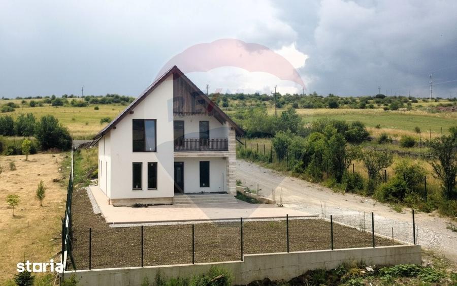 Casă cu 5 camere cu Teren 900 Mp în Ciurila