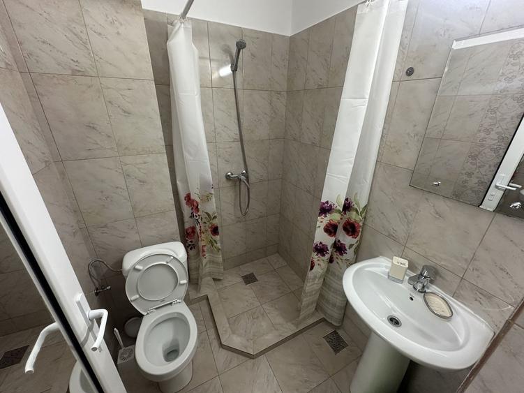 Casă individuală cu 24 camere cu Canalizare în Central