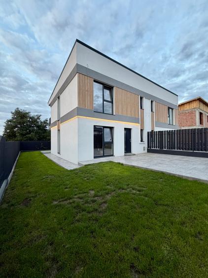 Duplex cu 4 camere cu Canalizare în Bucium