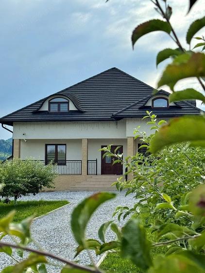 Casă cu 4 camere cu Teren 2000 Mp în Central