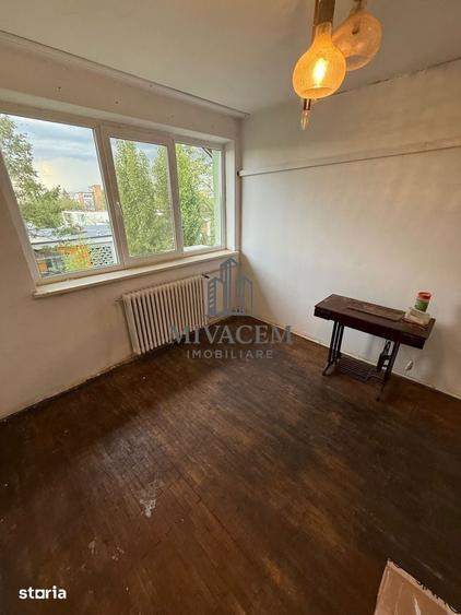 Apartament cu 3 camere semidecomandat în Calea București