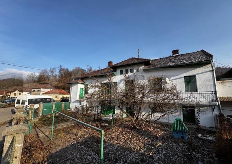Casă cu 7 camere cu Teren 400 Mp în Zlatna