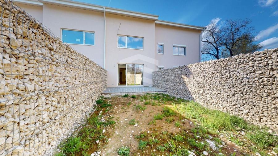 Casă individuală cu 5 camere cu Canalizare în Central