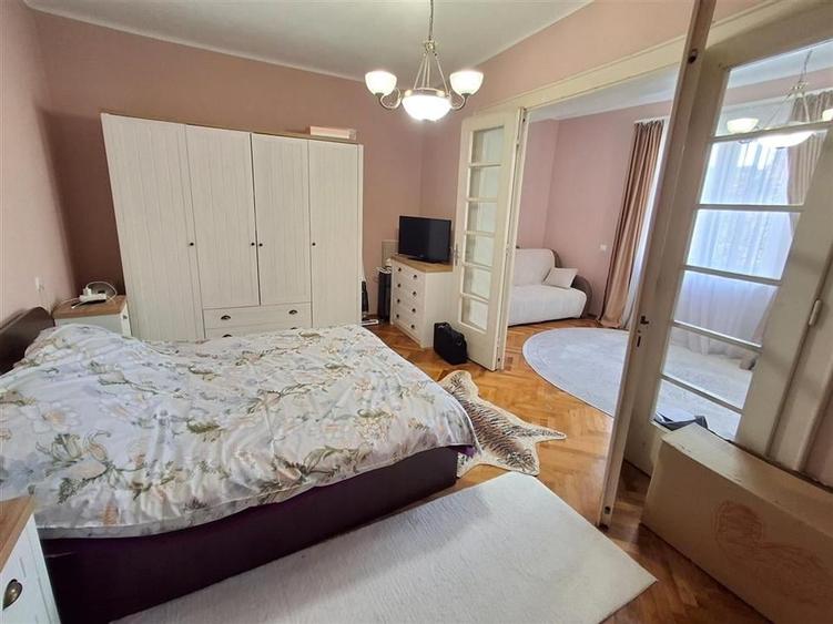 Apartament cu 3 camere semidecomandat în Orașul de Jos