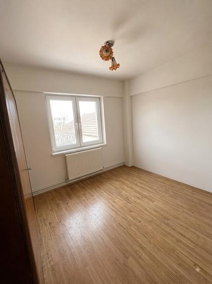 Apartament cu 3 camere decomandat, mobilat în Valea Rosie