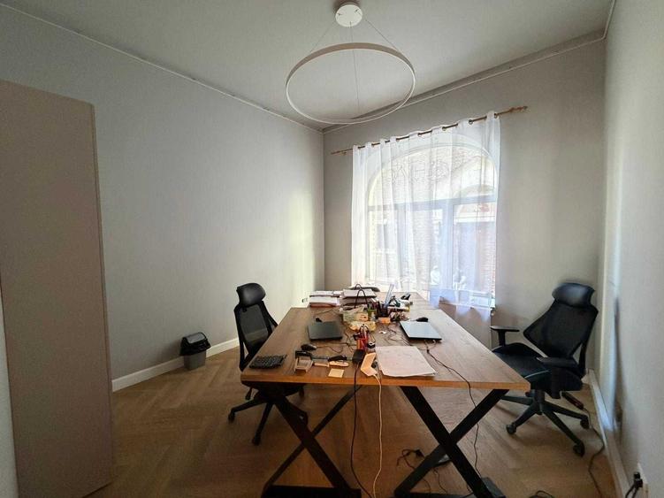 Apartament cu 4 camere semidecomandat în Peninsula