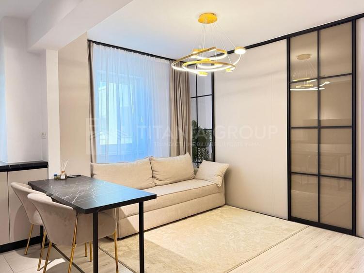 Apartament cu 3 camere semidecomandat în Tractorul