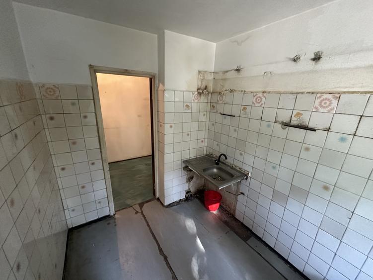Apartament cu 3 camere semidecomandat în Berceni