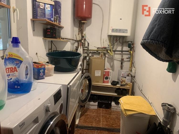 Casă individuală cu 9 camere cu Canalizare în Dumbrăvița