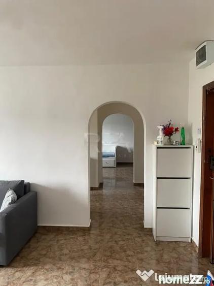Apartament cu 4 camere semidecomandat în Văcăresti