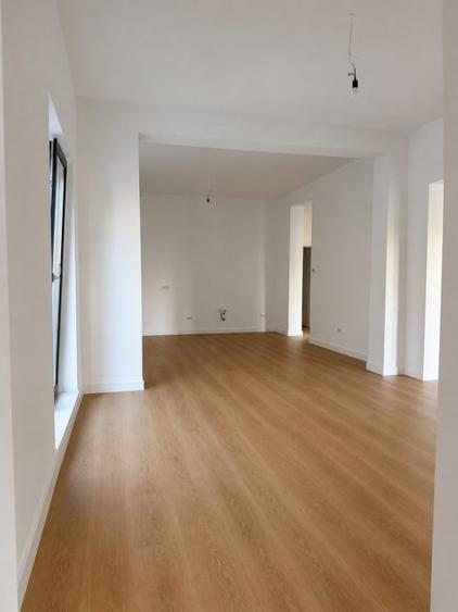 Casă individuală cu 8 camere cu Canalizare în Floreasca