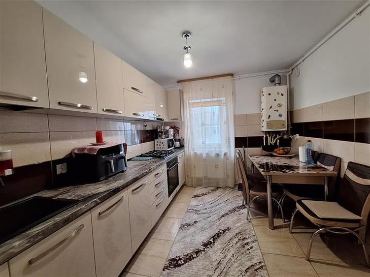 Apartament 3 camere decomandat zona Neagoe Voda - 2